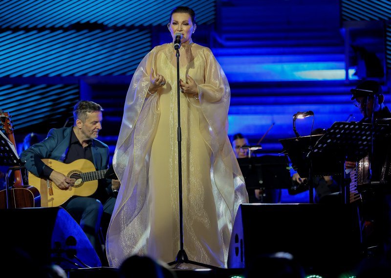 Ninina haljina podsjeća na zastor iz nekog doma kulture, sumnjam da je ovo imala na umu