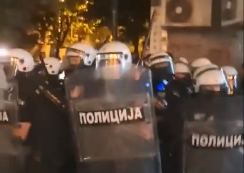 [VIDEO] Ne prestaju blokade u Srbiji: Žestoki obračun građana i policije u beogradskom kvartu