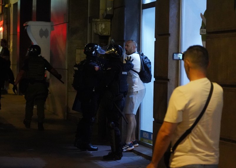 Deseci ozlijeđenih i 79 privedenih u intervenciji policije protiv prosvjednika u Srbiji