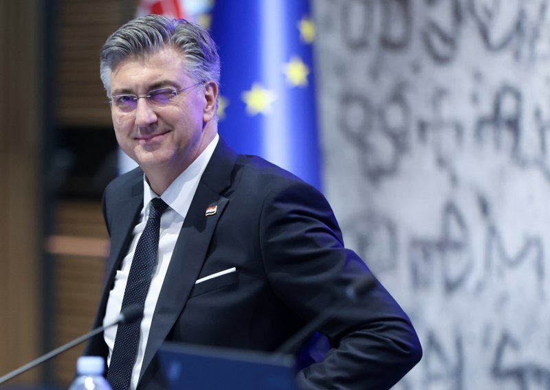 Na snazi je novi zakon o mirovinama, iznosi rastu; Otkriveno kada će biti dovršena obnova katedrale
