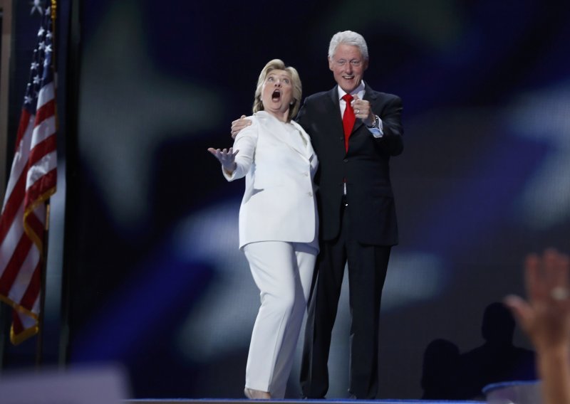 Dok je Hillary Clinton držala vatreni govor, Bill zadrijemao u publici