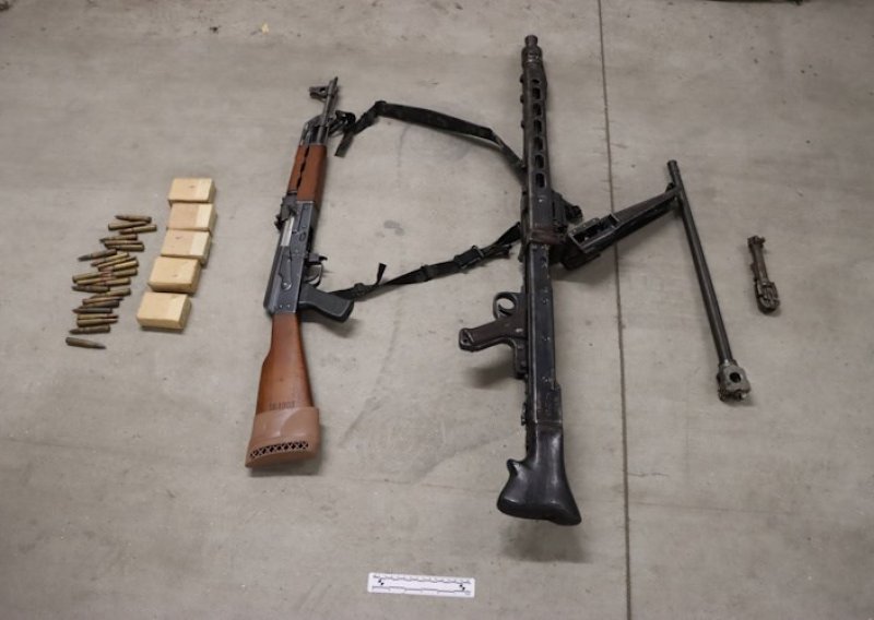 Policija kod 43-godišnjaka u Zagrebu pronašla arsenal oružja