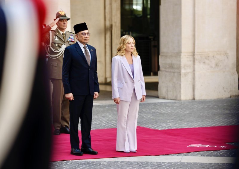 Talijanska premijerka ponovno očarala fantastičnim stajlingom u nježnoj nijansi