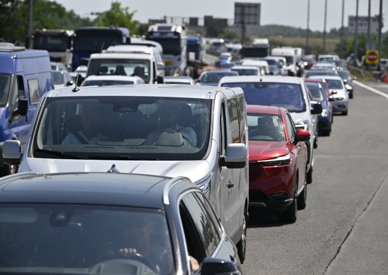 Krenule gužve na Lučkom: Zasad veća kolona prema moru, navečer kreću ograničenja