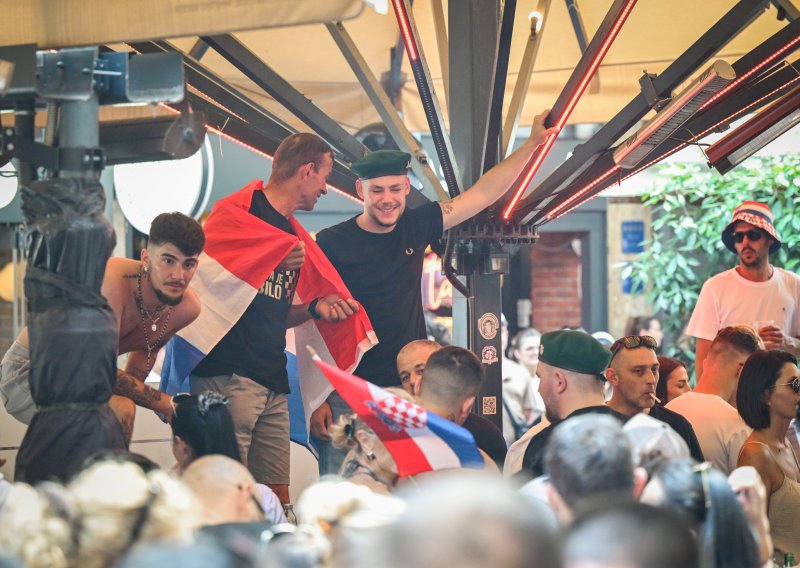 Uzavrela atmosfera i u Bogovićevoj ulici: Ore se domoljubne pjesme, vijore zastave
