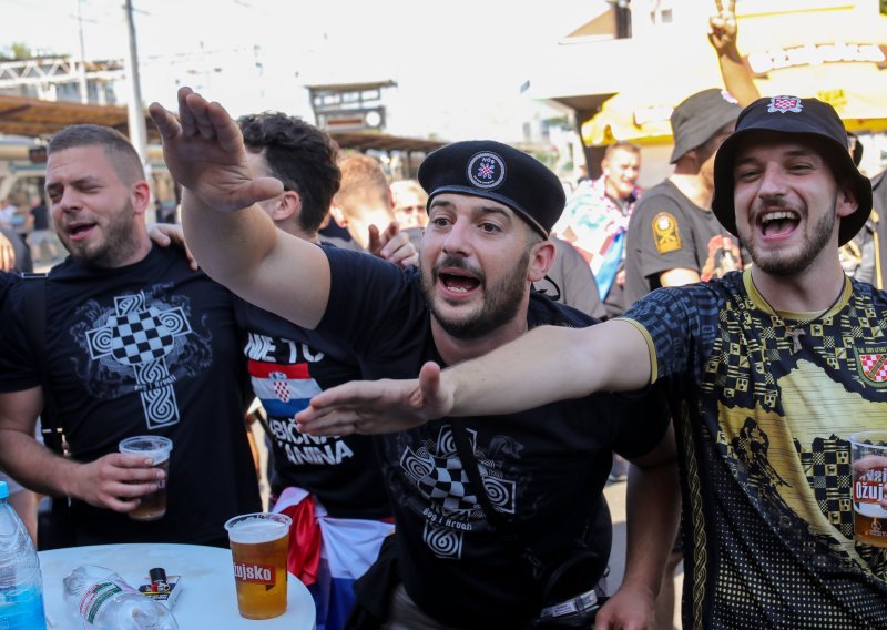 Ludnica na zagrebačkom Glavnom kolodvoru: Baklje, alkohol, tamburaši i pjesma