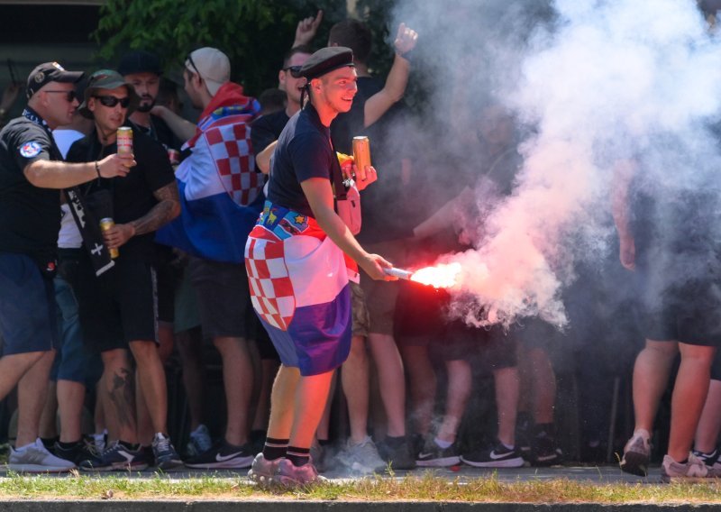 Sve 'gori': Fanovi na Bundeku pale baklje dok odbrojavaju posljednje sate do koncerta