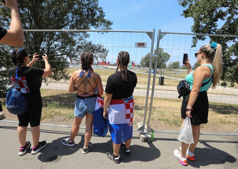 Zbog strogih mjera Thompsonovi fanovi nose stvari u vrećicama na koncert