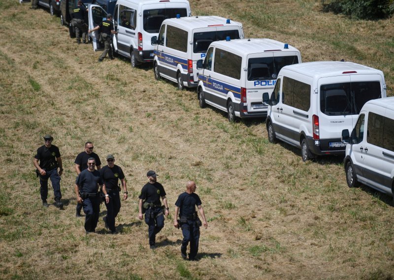 Privedeno pet osoba, na nebu uočen i zabranjeni dron