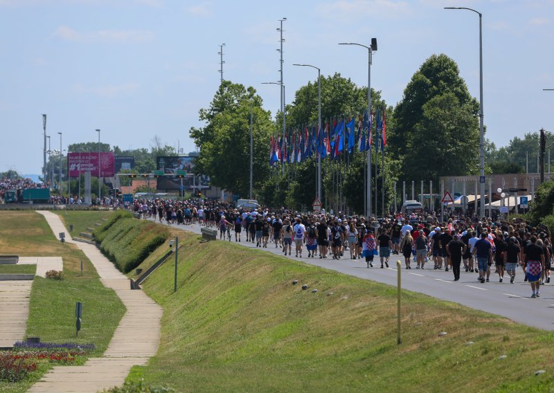 Svi su nahrupili prema Hipodromu, zatvoren Avenue Mall