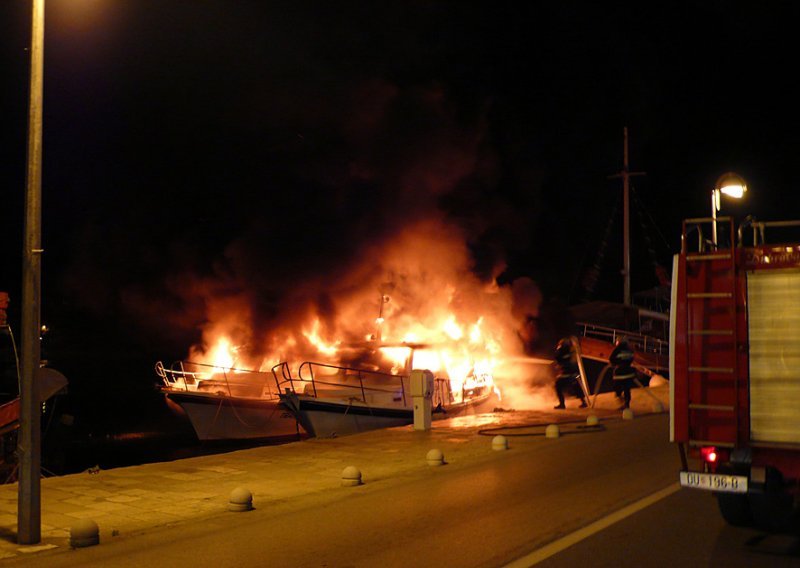 Dvojica mladića opušcima zapalili jedrilice u Dubrovniku