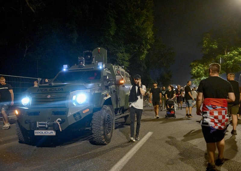 Oklopno policijsko vozilo na Thompsonovu koncertu