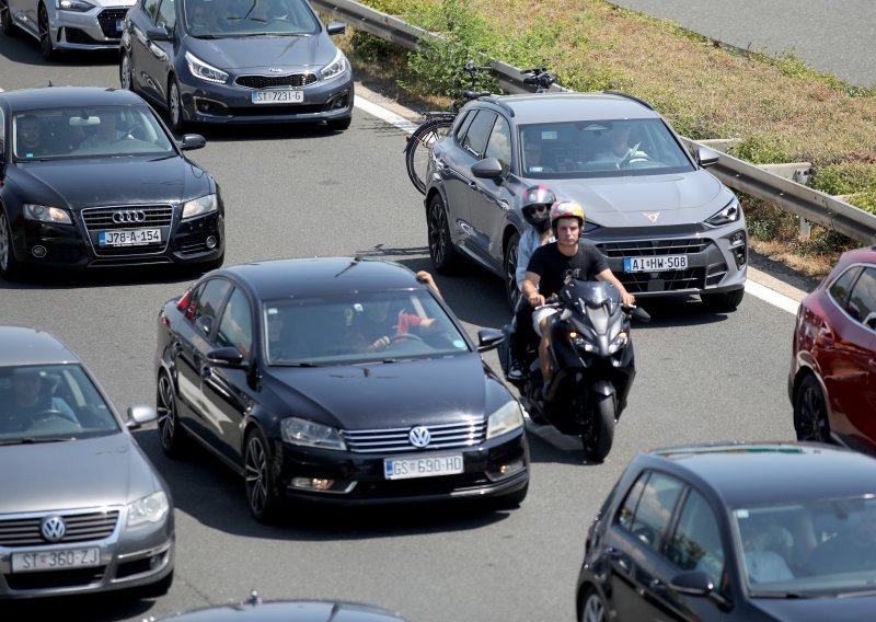 HAK objavio stanje na autocestama i granicama: Kolone oko Zagreba, srna na A3
