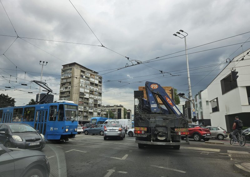 Zagreb u blokadi zbog pokvarenog semafora: 'Stojim u koloni 40 minuta'