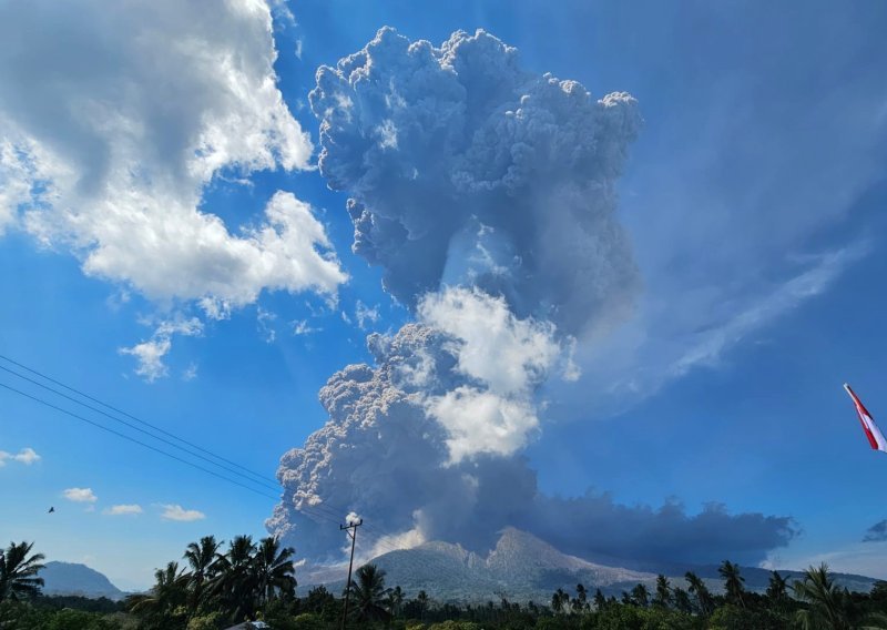 Ponovno erumpirao vulkan na indonezijskom otoku Floresu: Čula se glasna eksplozija