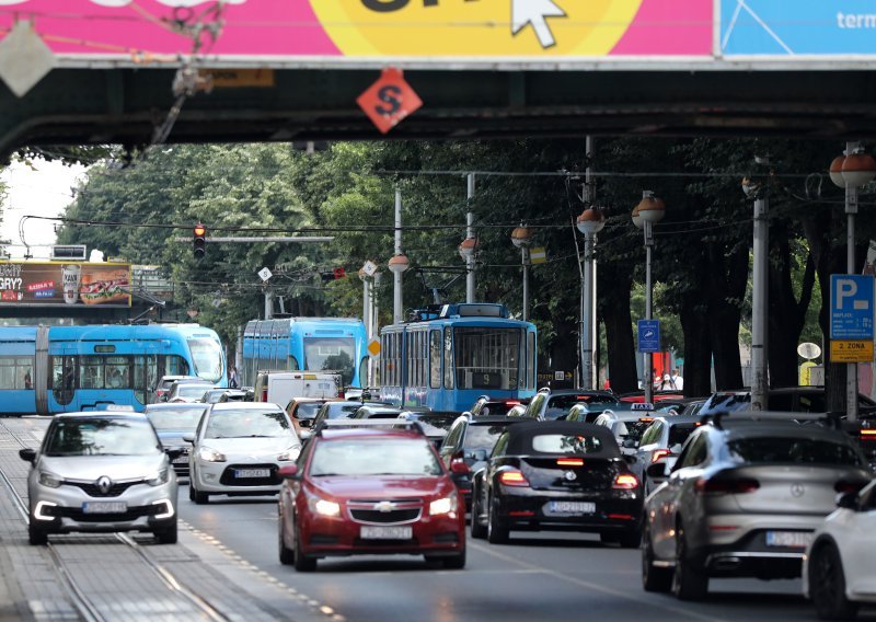 Hrvati i dalje voze starije automobile, a skoro polovica vozi benzince