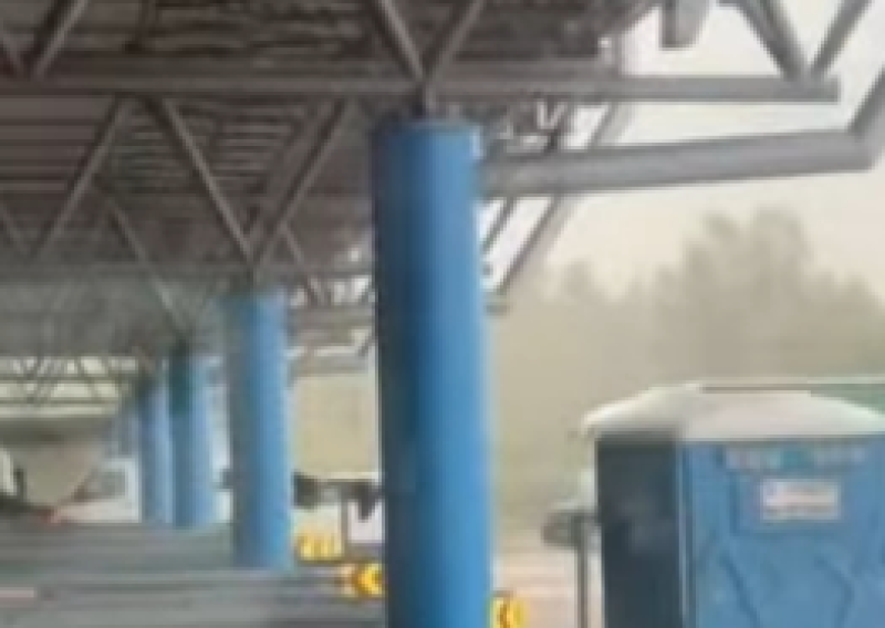 Pogledajte kako je vjetar otpuhao mobilni WC iz Hrvatske prema Srbiji