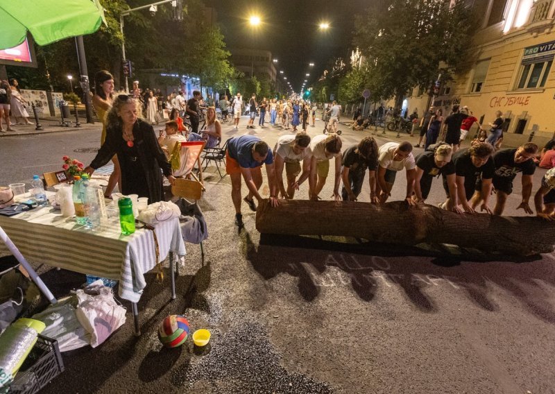U Užicama građani probili policijski kordon, Šešelj bi slao četnike na barikade, vjetar otpuhao Ćacilend