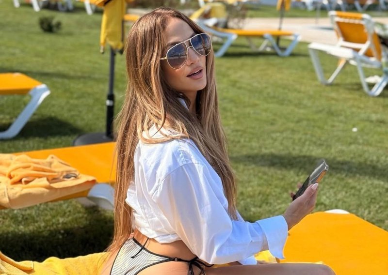 Tko bi joj dao 55 godina: Jennifer Lopez u minijaturnom bikiniju pokazala isklesanu figuru