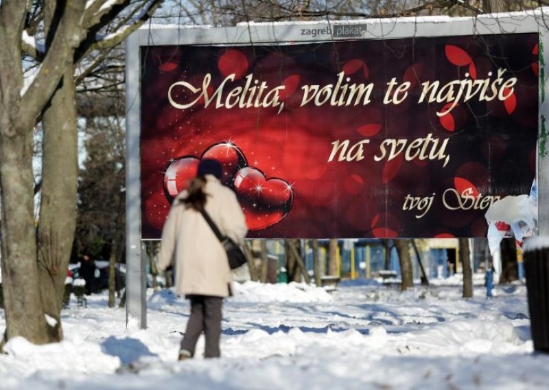 Romantika na jumbo plakatu u Vrbanima