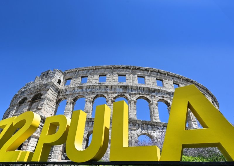Urban pjeva 'Lijepu našu' pod zvijezdama: Pula podiže zavjesu za 72. izdanje festivala