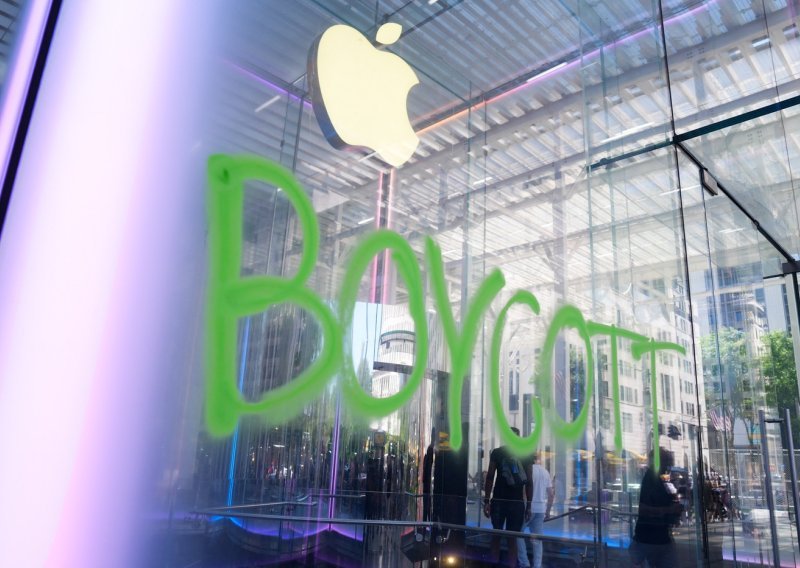 Aktivisti vandalizirali Appleov dućan u New Yorku, ne sviđa im se vrbovanje s Trumpom