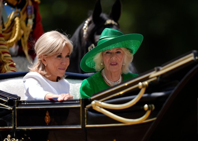 Kakav prizor: Brigitte Macron iz kočije slala poljupce, kraljica Camilla se smiješila s oduševljenjem
