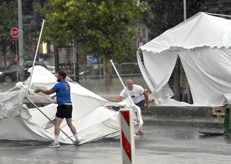 Nevrijeme protutnjalo i Beogradom: Vjetar otpuhao 'Ćacilend', pala i dizalica