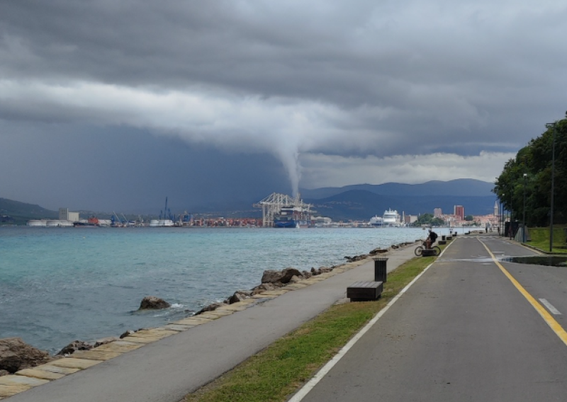 U Sloveniji snimljen tornado? Pojavile se jezive snimke, zadnji je uzrokovao štetu