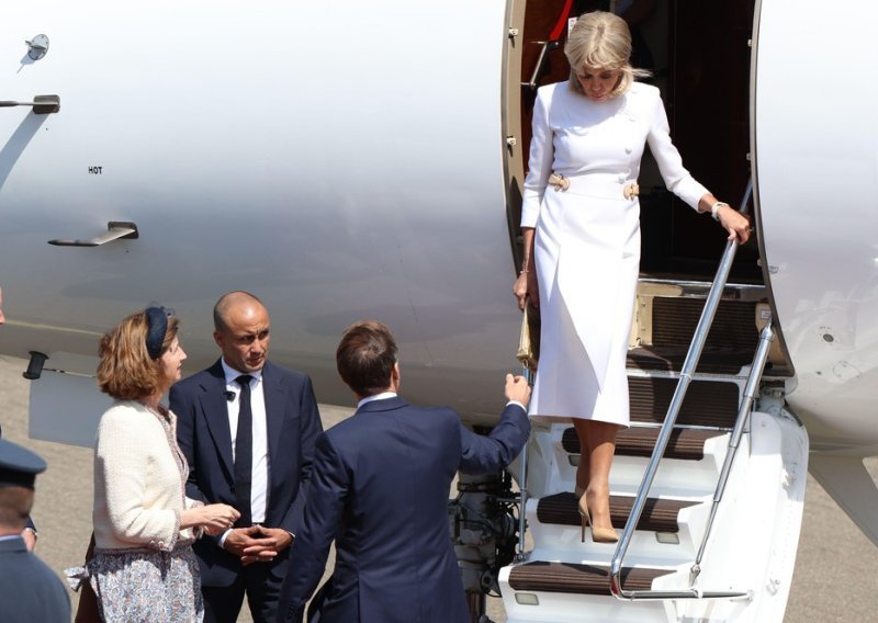 Brigitte Macron opet je posramila Emmanuela - i opet se sve odigralo ispred aviona