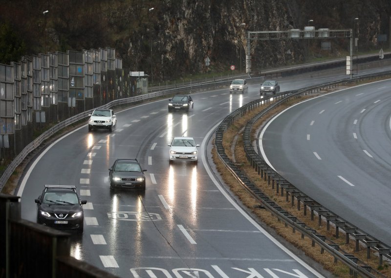 Oprez! Pješak na autocesti A1 kod odmorišta Zir u smjeru mora; kiša otežava promet