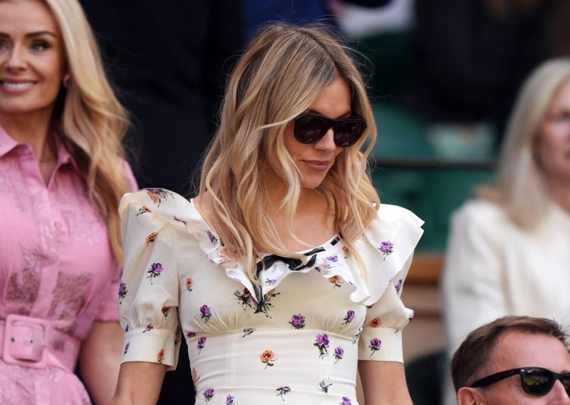 Ne zna se što je bolje - haljina ili torba: Sienna Miller stajlingom osvojila Wimbledon