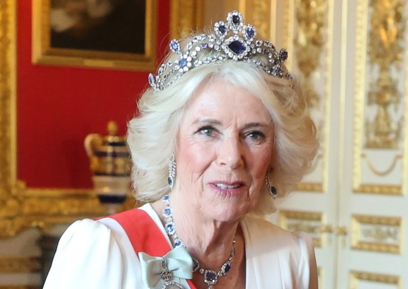 Nećete vjerovati koliko vrijedi tijara koju je kraljica Camilla nosila za susret s Macronovima