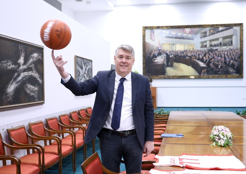 Osnovana saborska košarkaška reprezentacija: Pogledajte kakve je trikove s loptom izvodio bivši ministar