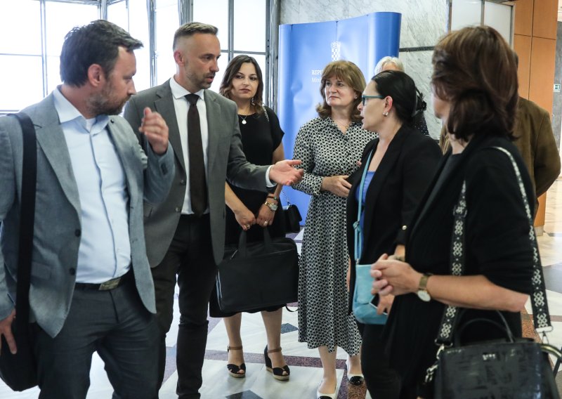 Sindikati se nisu uspjeli dogovriti s Vladom, nastavak pregovora u rujnu