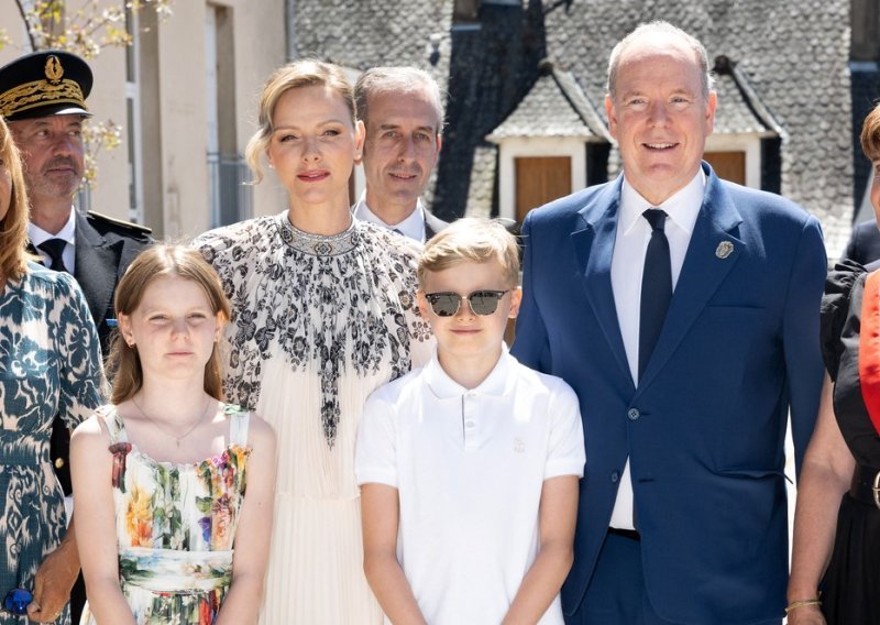 Svi su gledali samo u njih: Princeza Charlene i preslatka kći zablistale u hit haljinama
