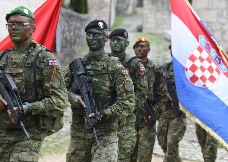 Selak Raspudić predložila novi službeni pozdrav Hrvatske vojske