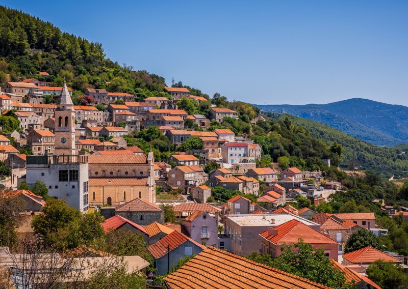 Izložba 'Kritički turizam' propituje neplansku turistifikaciju u Korčuli