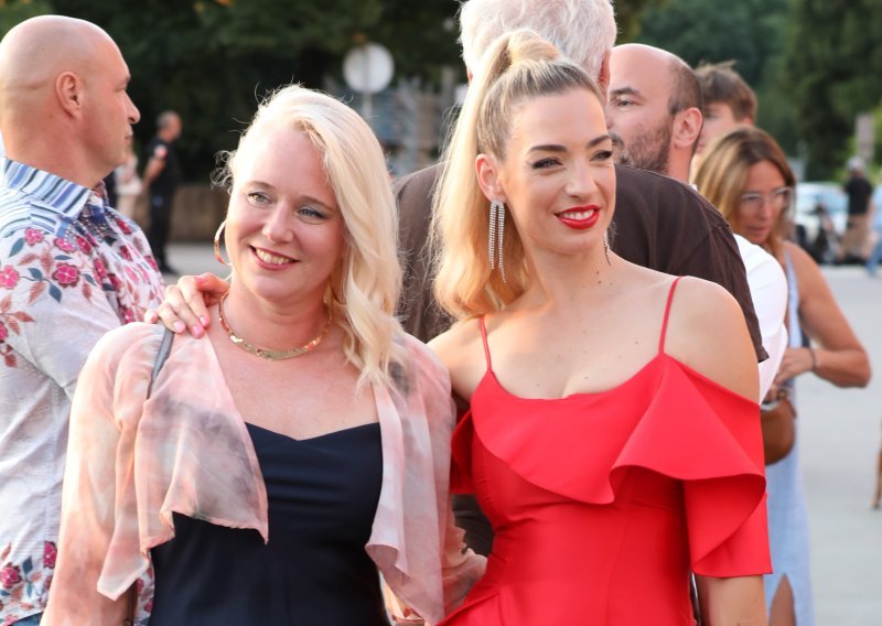Odvažan look: SDP-ovka u crvenoj haljinici i srebrnim štiklama ukrala show