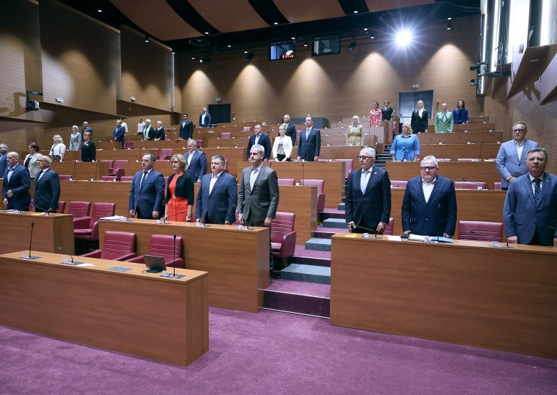 Minutom šutnje Hrvatski sabor odao počast žrtvama genocida u Srebrenici