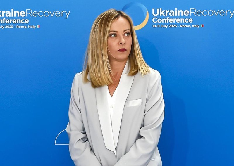Giorgia Meloni odbacila najomiljeniji model hlača i napravila modni iskorak