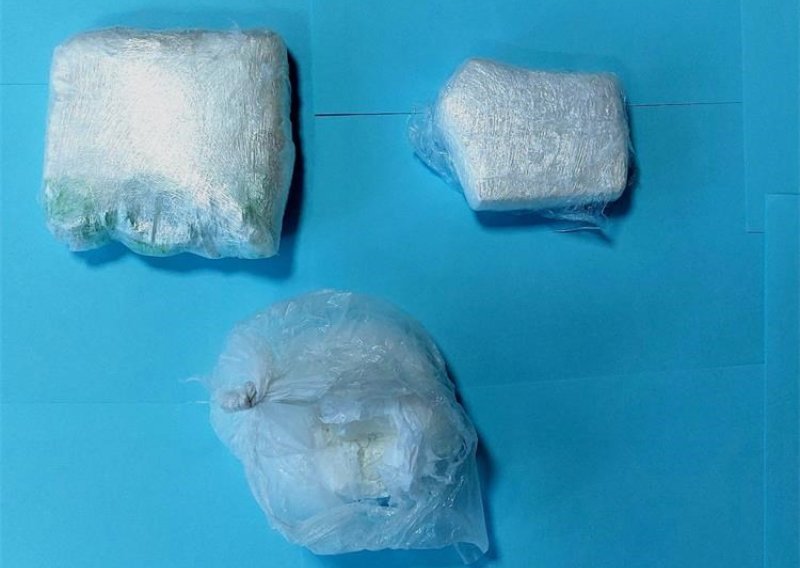 Policija na Hvaru zaustavila muškarca i pronašla kokain u 10 vrećica