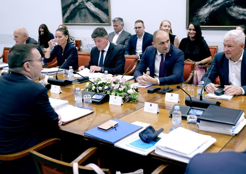 Odbor satima raspravljao pa podržao zakone o vojnom roku. Oporba i pučka pravobraniteljica ukazali na dva problema
