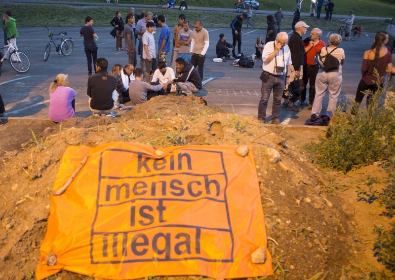 Merkel neće tolerirati neonaciste, ksenofobe i 'pijane galamdžije'