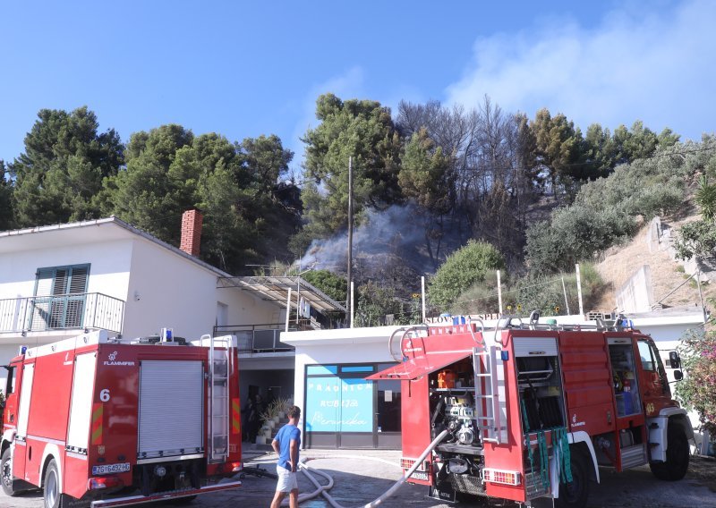 Požar u Podstrani lokaliziran, vatrogasci će dežurati cijelu noć