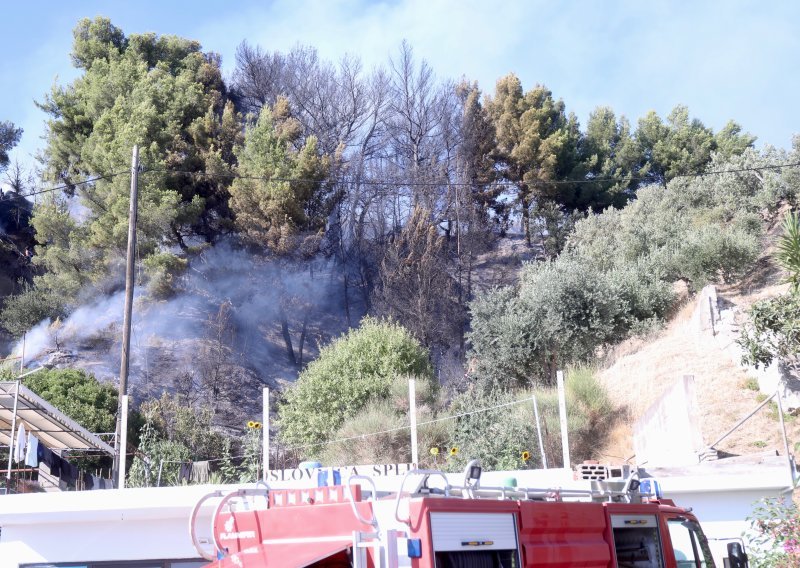 Ugašen požar u Podstrani, vatrogasci i dalje na oprezu