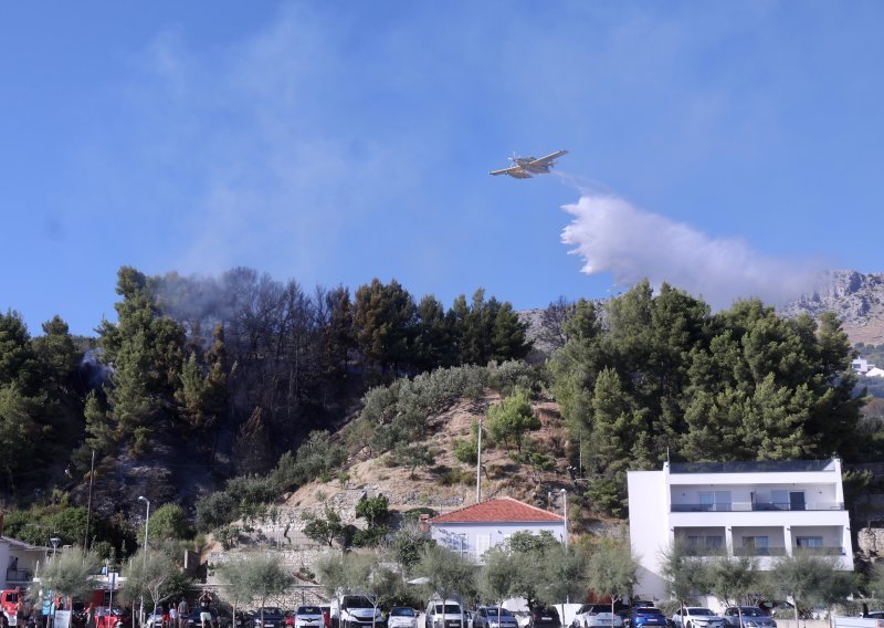 Požar u Podstrani, dignut i kanader: Vatra zaprijetila kućama