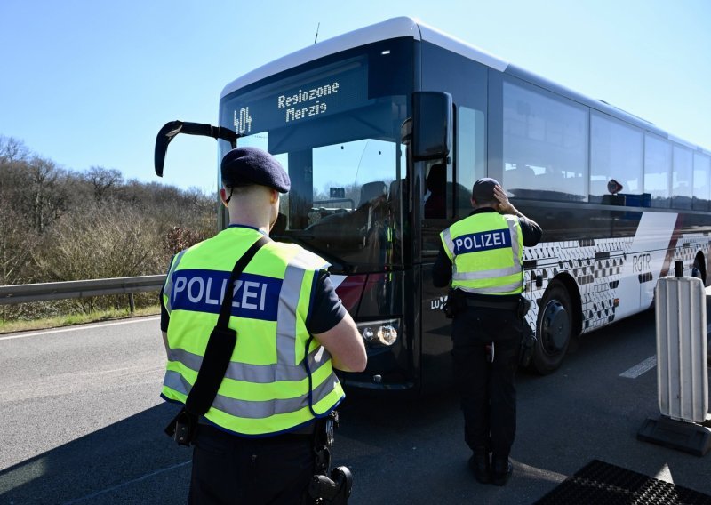 Velika policijska potjera u Njemačkoj: Mladić ukrao autobus pa napravio dar-mar na cesti