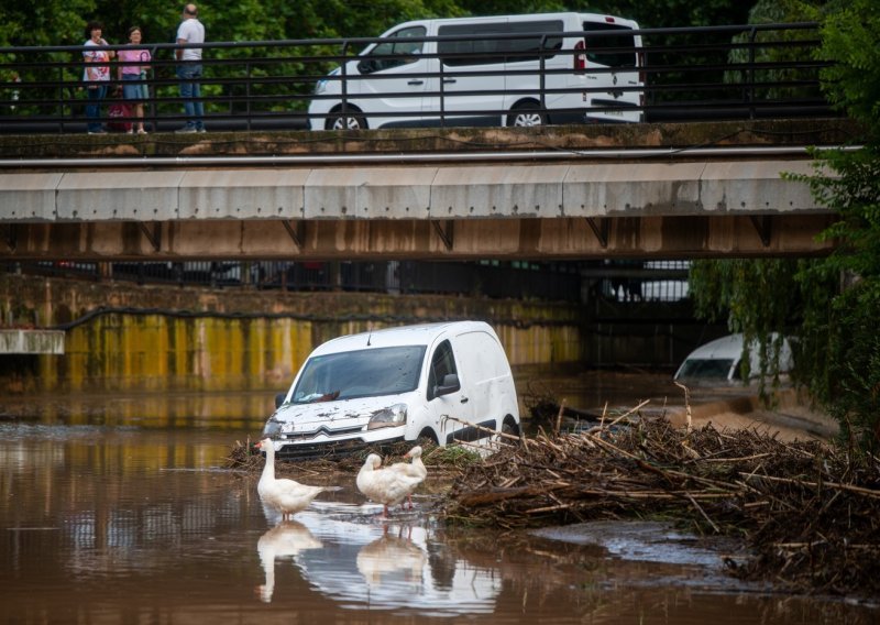 Strašne poplave u Španjolskoj, obustavljen željeznički promet u Kataloniji