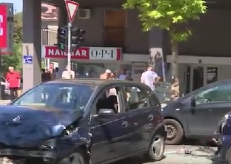 Filmska potjera u Beogradu: Policija jurila za ukradenim autom, tri pješaka teško ozlijeđena